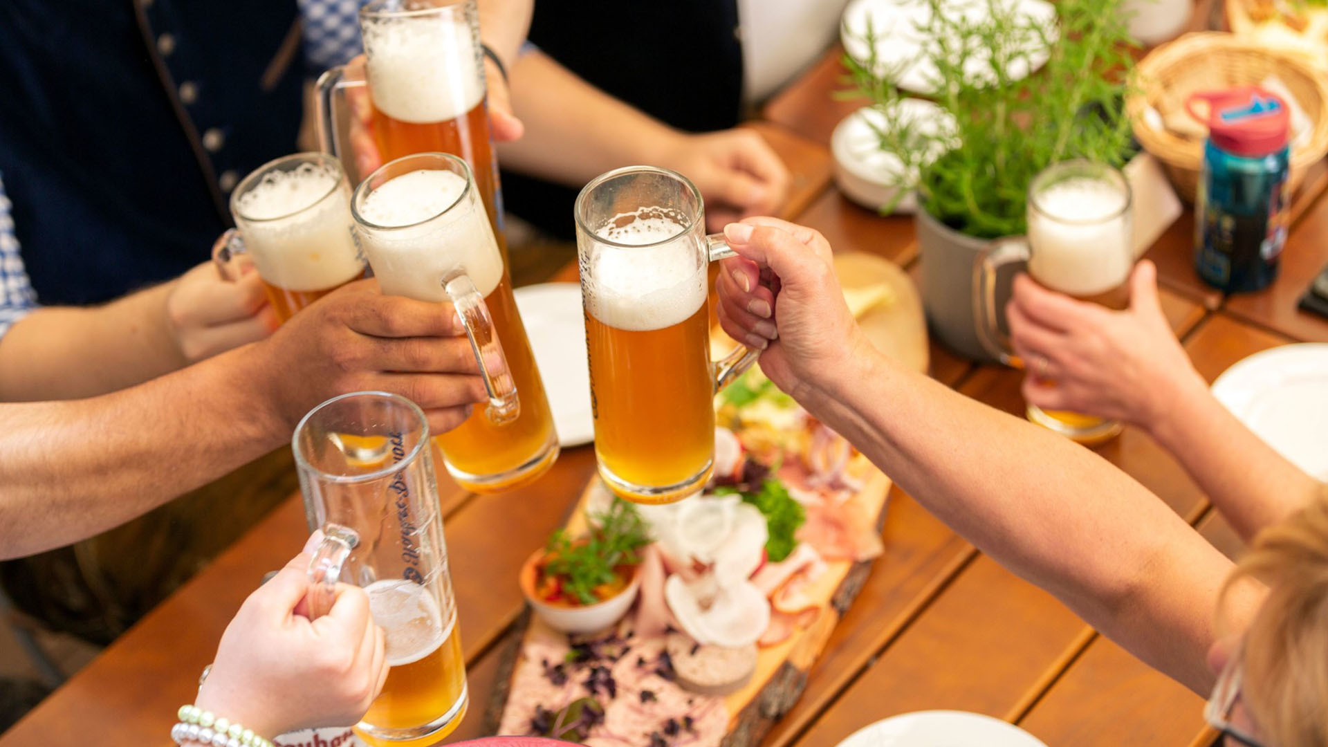 Echte Gemütlichkeit im bayerischen Biergarten
