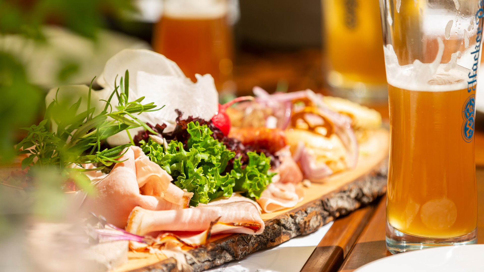 Bayerische Brotzeit und Obatzter im Biergarten