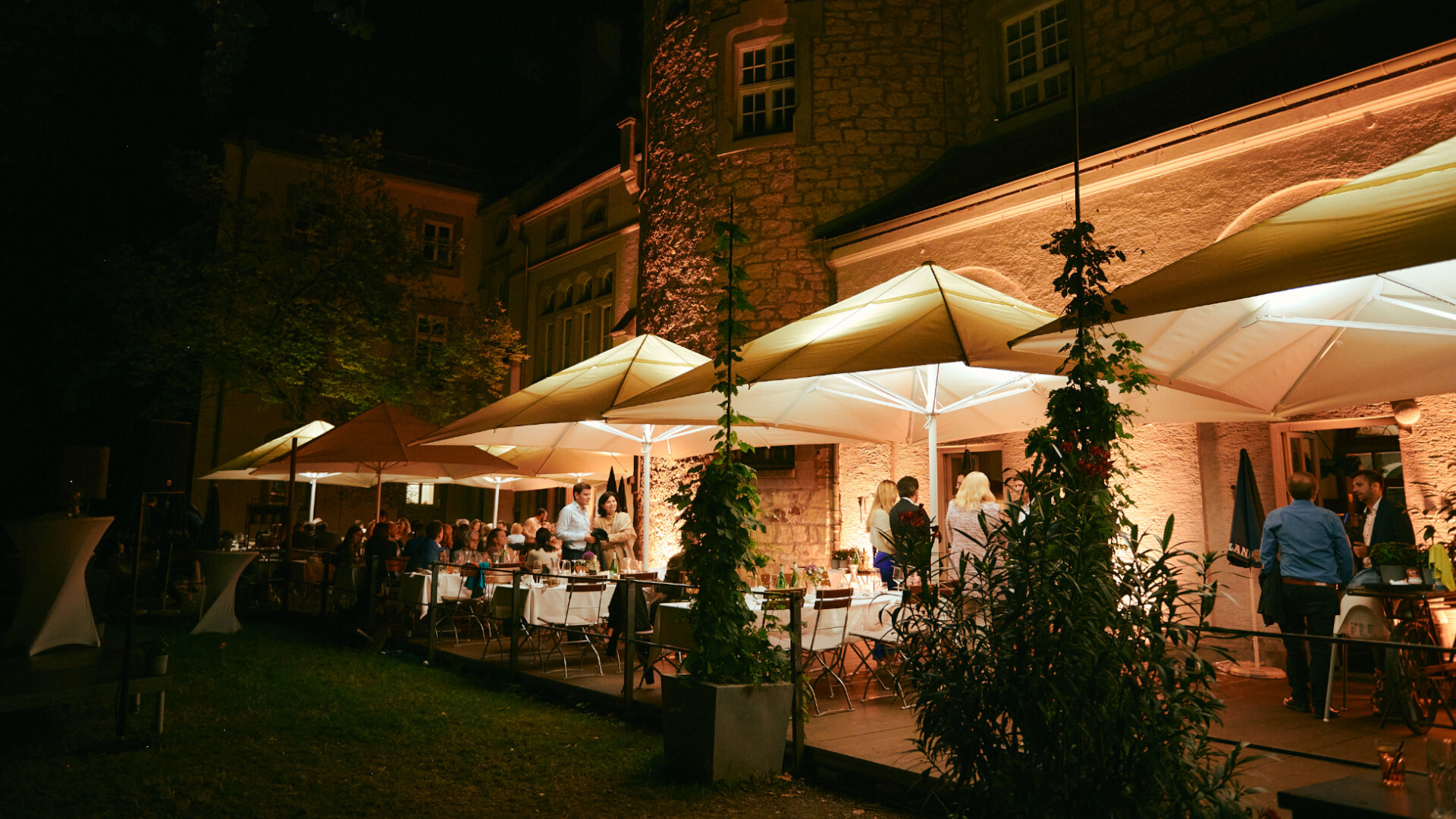 Biergarten-Terrasse im Brauhaus am Schloss beleuchtet